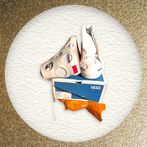 Pair of brand new Vans Vault SK8 – Hi cage VLTLX (Polka Dot) - Picture 3 of 3